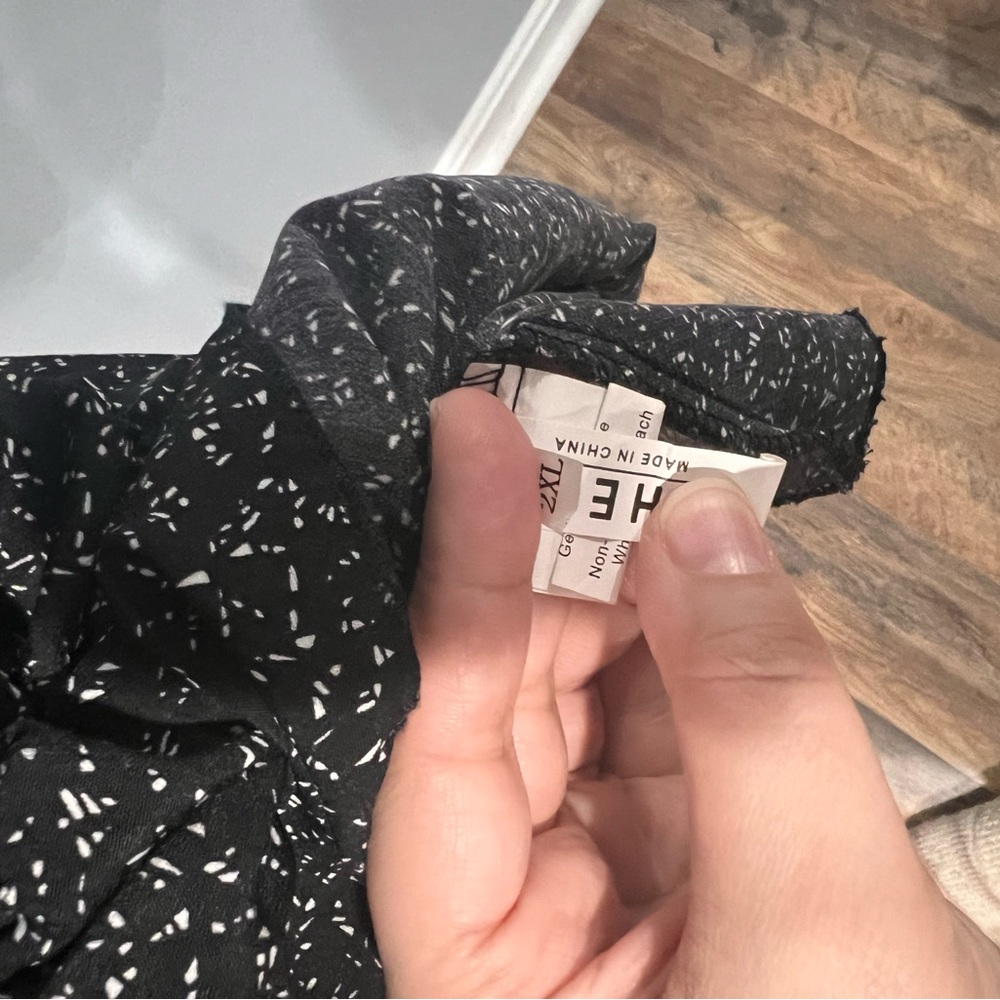 Never worn short sleeve flattering blouse 🖤
Brand new! - Picture 3 of 4